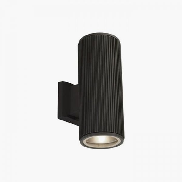 چراغ دیواری در فضای باز